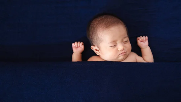 Χαριτωμένο ασιατικό νεογέννητο μωρό κορίτσι που κοιμάται σε μπλε κουβέρτα. — Φωτογραφία Αρχείου