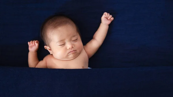 Bonito ásia recém-nascido bebê menina dormir no azul cobertor . — Fotografia de Stock