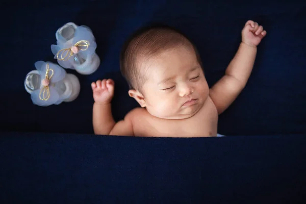 Bonito ásia recém-nascido bebê menina dormir no azul cobertor com sapatos — Fotografia de Stock