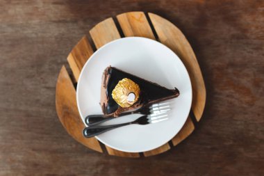 Rustik ahşap tabl tabakta lezzetli çikolatalı kek Dilim