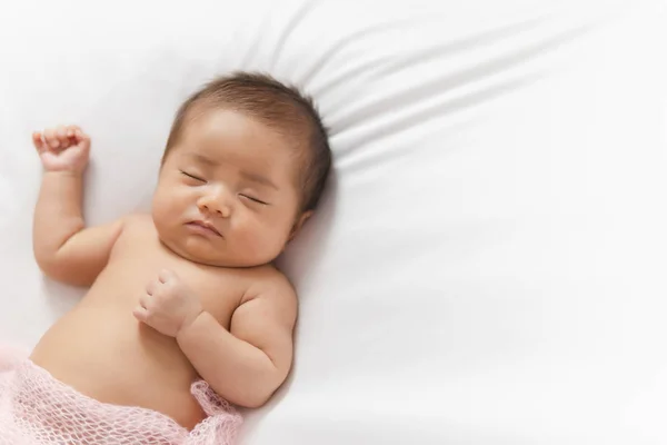 Αξιολάτρευτο ασιατικό νεογέννητο μωρό σε ροζ wrap κοιμάται σε λευκό κενό — Φωτογραφία Αρχείου