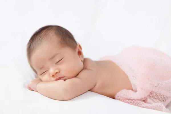 Adorável asiático recém-nascido bebê em rosa envoltório dormindo em branco — Fotografia de Stock