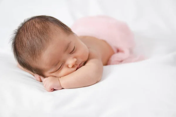 Adorável asiático recém-nascido bebê em rosa envoltório dormindo em branco — Fotografia de Stock