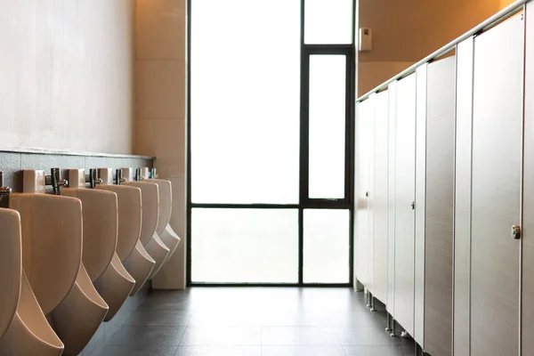 Vacío limpio urinario hombres baño público con ventana grande y li — Foto de Stock