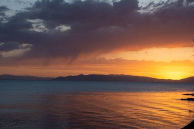 Güzel gökyüzü günbatımı, güneş ve bulutlar doğa arka planı