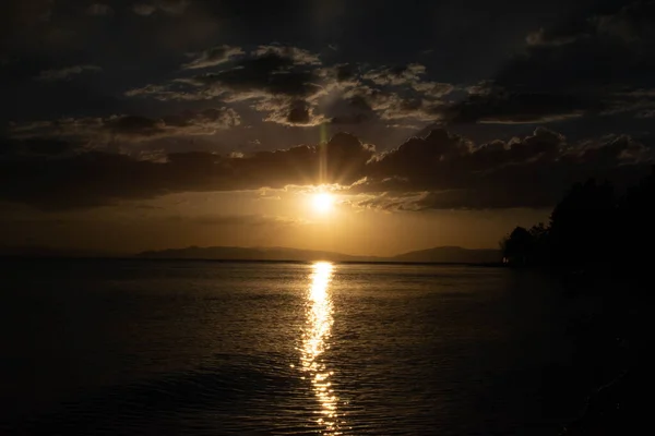 Foto Pôr Sol Com Nuvens Escuras — Fotografia de Stock