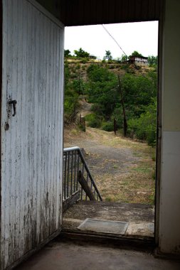 Açık kapısı olan bir ev.