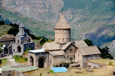 Tatev Manastırı - Ermeni Havari Kilisesi 'nin bir manastırı, Ermenistan' ın güneydoğusunda, Goris kenti yakınlarındaki Tatev köyü yakınlarında.
