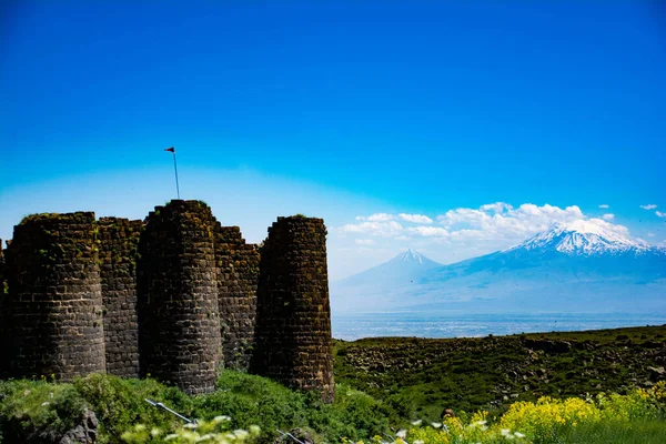 Castello Amberd Sullo Sfondo Del Monte Ararat — Foto Stock