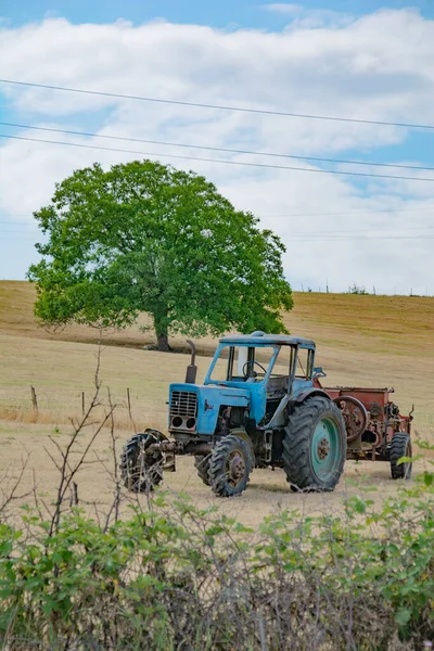 Door Velden Door Velden Rijdt Een Blauwe Tractor Naar Ons — Stockfoto