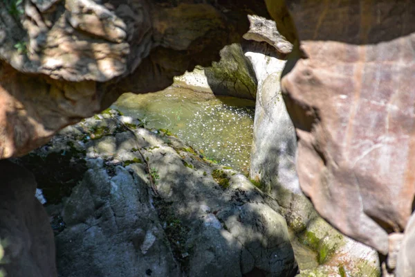 강물이 바위들 사이로 흐른다 — 스톡 사진