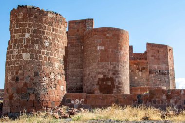 Ortaçağ 'dan kalma bir kale. Ortaçağ şatosunun kalıntıları