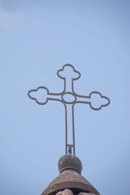 Mavi gökyüzü arkaplanında çapraz