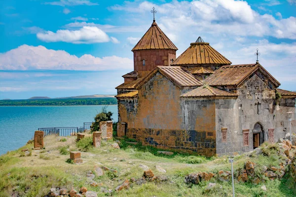 Hayravank Manastırı, Ermenistan 'ın Gegharkunik Marz bölgesinde Sevan Gölü' nün batı kıyısındaki Hayravank köyüne yakındır.