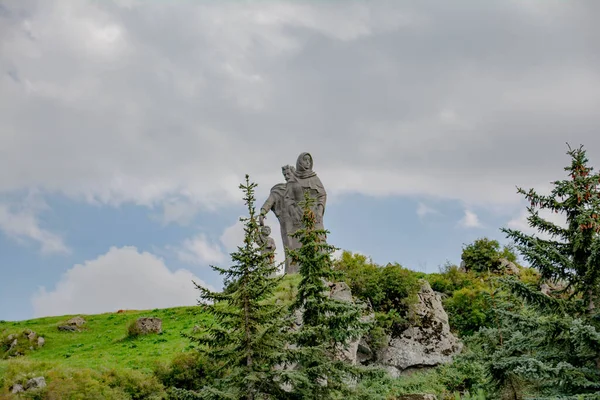 Dağın zirvesinde büyük bir heykel