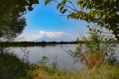 Ararat Dağı ve göl ile güzel bir manzara.
