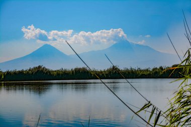 Ararat Dağı ve göl ile güzel bir manzara.