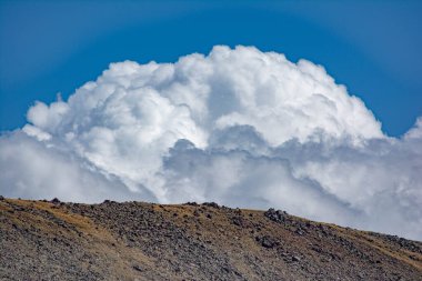 Dağların üzerinde inanılmaz güzel bulutlar