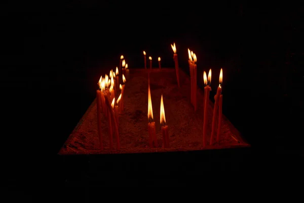 Kilisede mum yakmak.