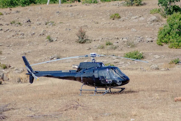Helikopter yere indi.