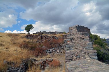 Pergaman köyündeki antik şatonun kalıntıları, hindi