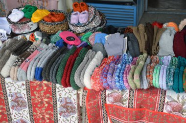 Kış çorapları. Değişik renklerde düşük çoraplar.