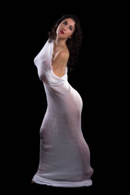 Güzel sanatçı model bir kafes net borulu esnek kumaş parçası siyah fonunda poz.