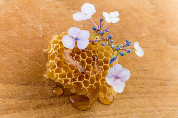 Peine Miel Goteando Miel Con Flores Tablero Madera — Foto de Stock