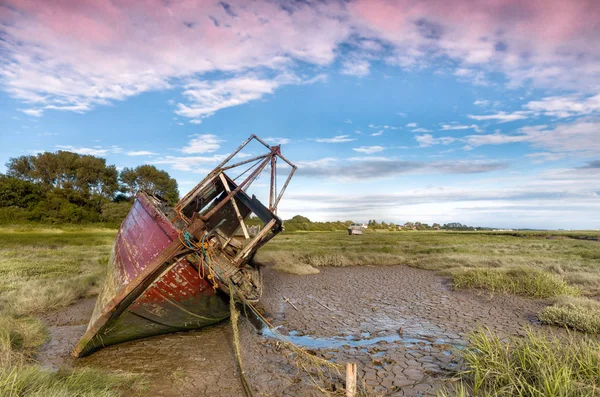 在利物浦附近 Heswall 的河岸上 废弃的渔船残骸躺在泥泞的公寓里 — 图库照片