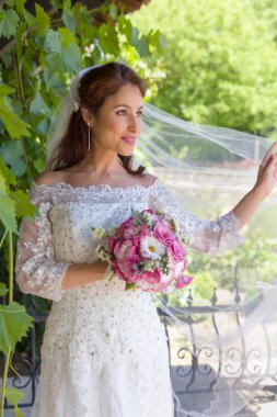 Yeşil Yaz bahçede poz çarpıcı genç gelin