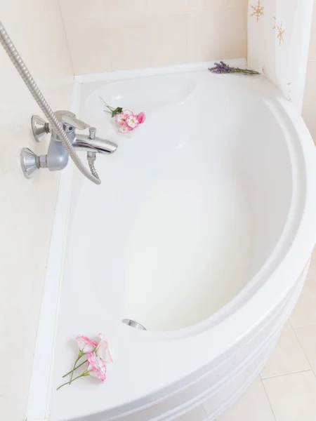 Weiße Badewanne Mit Etwas Milch Gefüllt Und Mit Blumen Dekoriert — Stockfoto