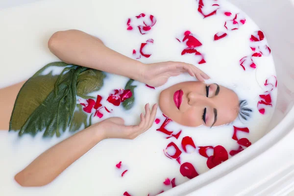 Jonge Vrouw Een Bad Van Melk Met Rode Rozenblaadjes — Stockfoto