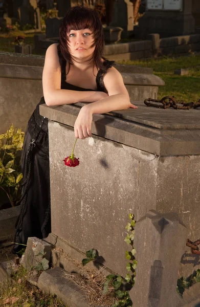 Gotische Junge Frau Trauert Und Hält Eine Rote Rose Der — Stockfoto