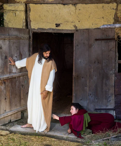 Γυναίκα Μεταμελημένο Αμαρτωλό Αγγίζοντας Ρόμπα Του Ιησού Ζητώντας Συγχώρεση Και — Φωτογραφία Αρχείου