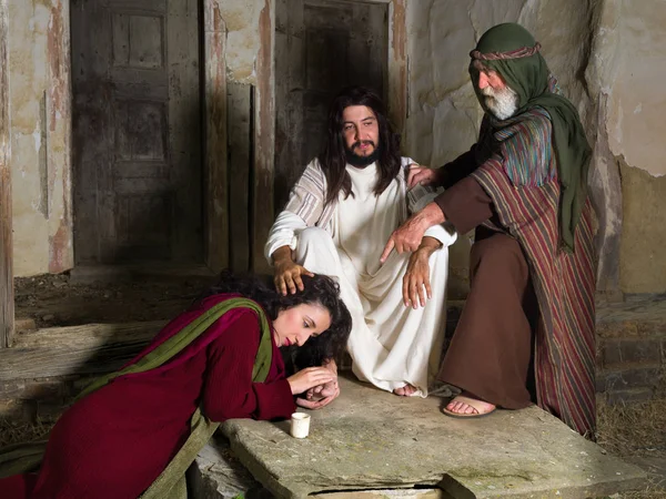 Maria Betânia Clamando Vergonha Ungindo Pés Jesus Enquanto Judas Protesta — Fotografia de Stock