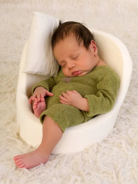 Очаровательный Африканский Новорожденный Ребенок Спит Детском Кресле — стоковое фото