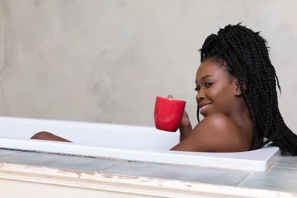 Hermosa Mujer Con Cabello Afro Soñando Bañera — Foto de Stock