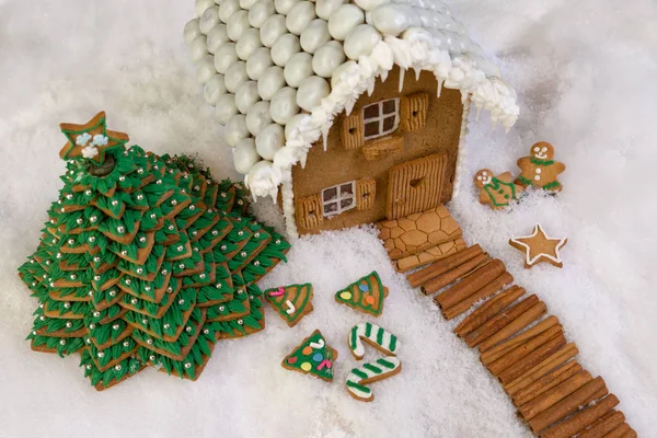 Plätzchen Weihnachtsbaum Und Lebkuchenhaus Einer Schneelandschaft — Stockfoto