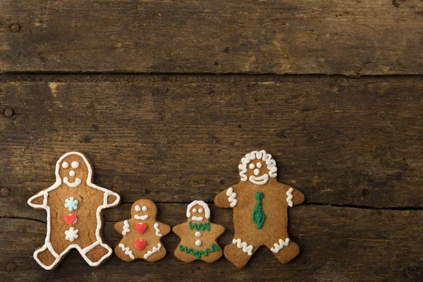 Gingerbread Homens Família Uma Mesa Madeira Rústica — Fotografia de Stock