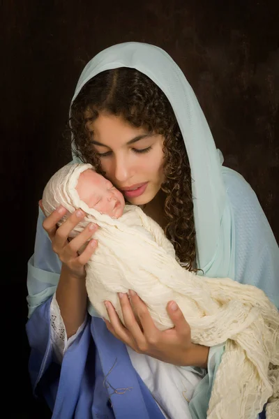 Adolescente Jouant Rôle Vierge Marie Avec Une Poupée Dans Une — Photo