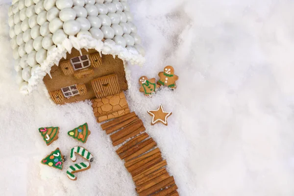 크리스마스 트리와 눈덮인 진저브레드 하우스 — 스톡 사진