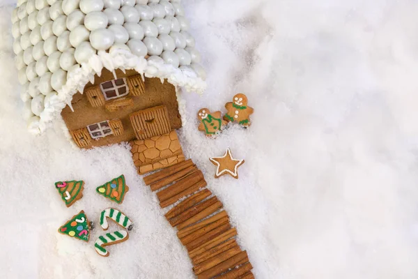 Árvore Natal Biscoito Casa Gengibre Uma Paisagem Neve — Fotografia de Stock