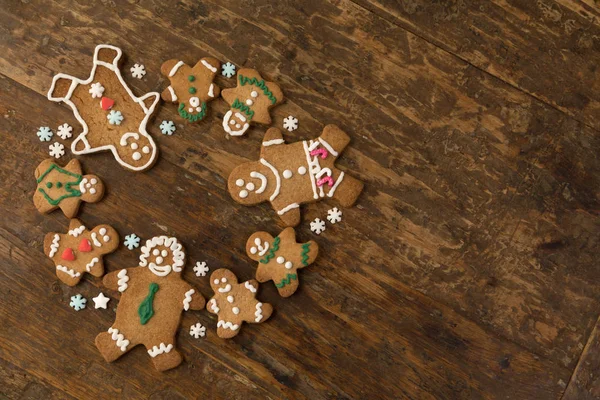Renkli Gingerbread Çerezleri Eski Ahşap Masa — Stok fotoğraf