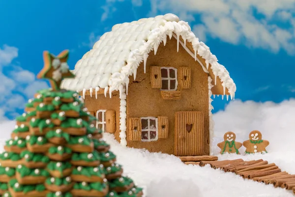 크리스마스 트리와 눈덮인 진저브레드 하우스 — 스톡 사진