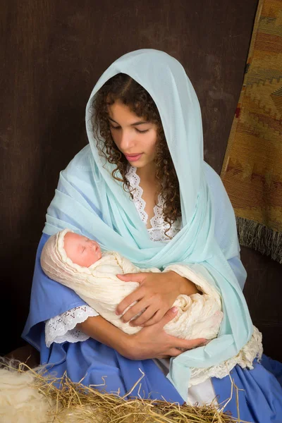 Menina Adolescente Interpretando Papel Virgem Maria Com Uma Boneca Presépio — Fotografia de Stock