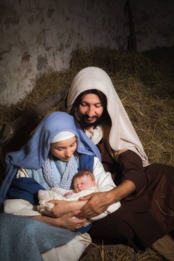 Eski bir ambarda - otantik kostüm ile canlandırma oyun canlı Christmas doğum sahnesi. (Serbest özelliği) bebek bebek gibi.