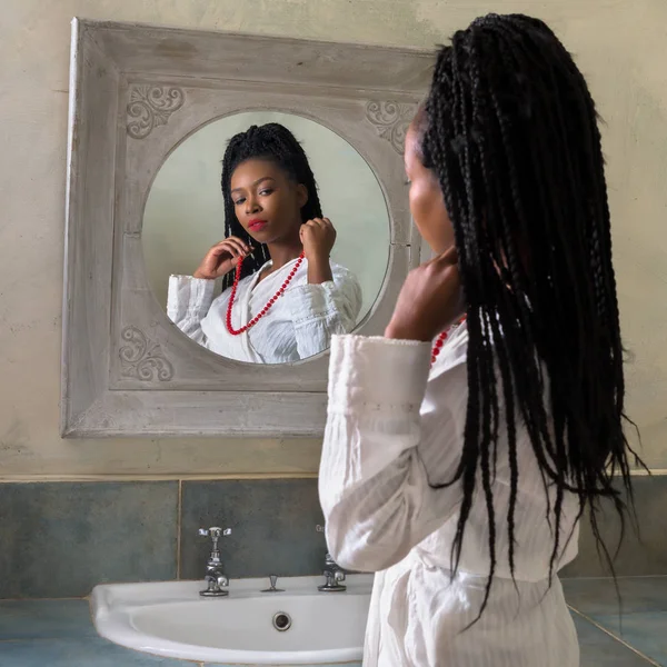 Ładna Młoda Afrykańska Kobieta Robi Poranną Rutynę Przed Lustrem Łazience — Zdjęcie stockowe