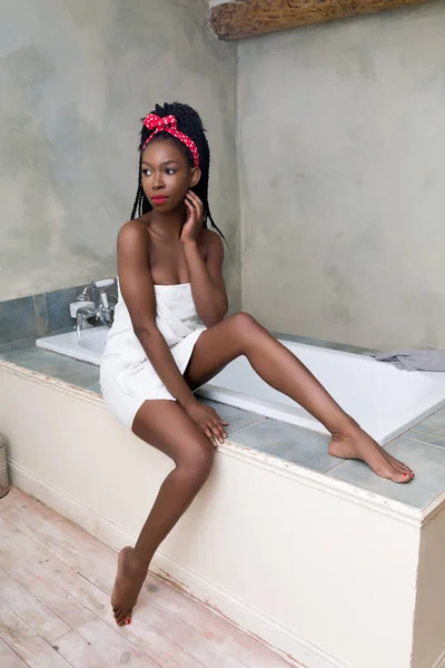 Young Woman Afro Hairstyle Preparing Take Bath Vintage White Bathroom — Stock Photo, Image