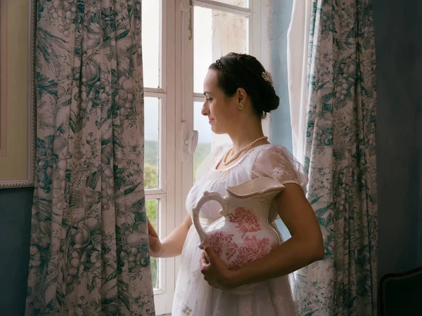 Mujer Joven Vestido Auténtico Regencia Cerca Ventana Del Interior Clásico — Foto de Stock