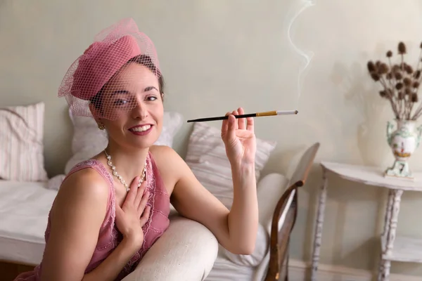Sinnliche Frau Der 1920Er Jahre Rosafarbenen Flapper Kleid Auf Einer — Stockfoto